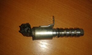 NISSAN QASHQAI 2.0i REGULATOR OLEJA 8C04