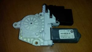 VOLKSWAGEN GOLF 5 LZ MOTOR OKNA+RJ 1K5839401B