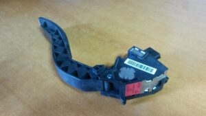 RENAULT SCENIC 3 1.6 DCI PEDAL PLYNU 180020024R