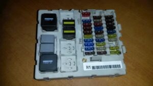 FORD FOCUS MK1 Poistkový box 2M5T14A073BE