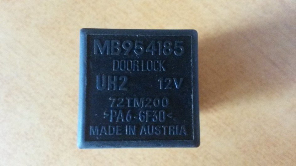 MITSUBISHI CARISMA Relé MB954185 1 MITSUBISHI CARISMA Relé MB954185