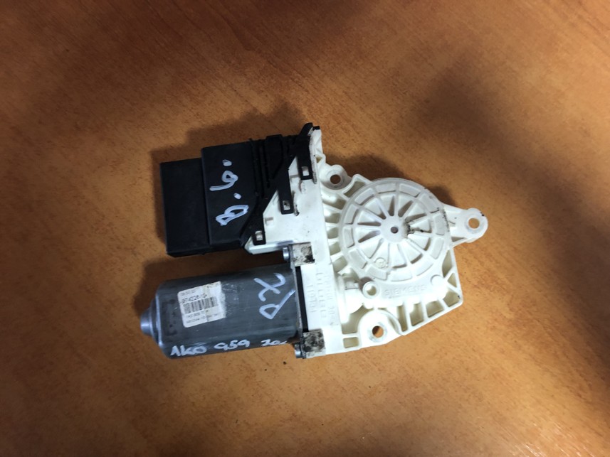 VOLKSWAGEN PASSAT B6 Zadný pravý mot. sťahovania 1K0959704F 1 VOLKSWAGEN PASSAT B6 Zadný pravý mot. sťahovania 1K0959704F