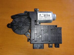 Citroën C4 Motor okna pravý predný 9674032480