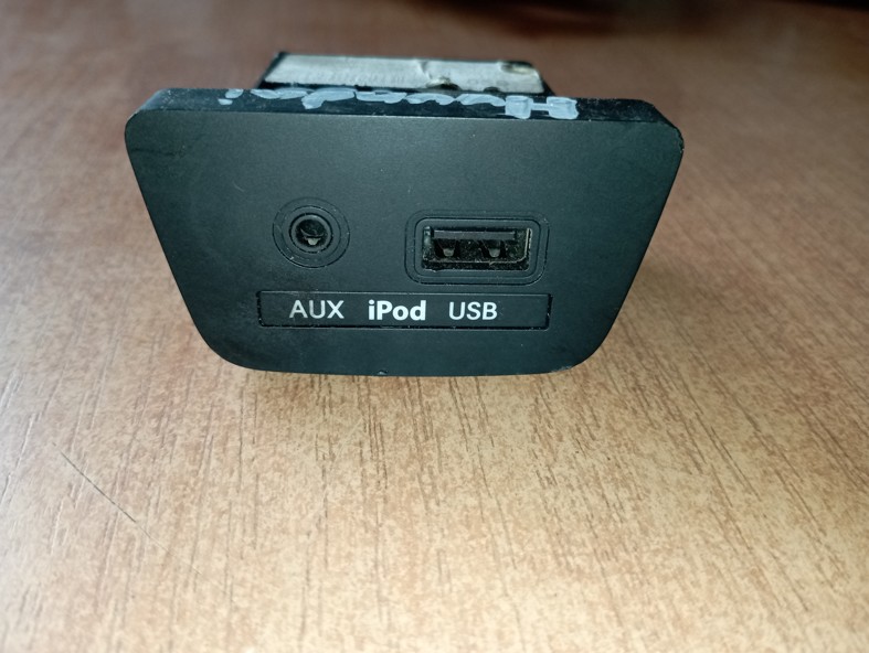 HYUNDAI i30 USB iPod AUX PORT 96120-A5000 1