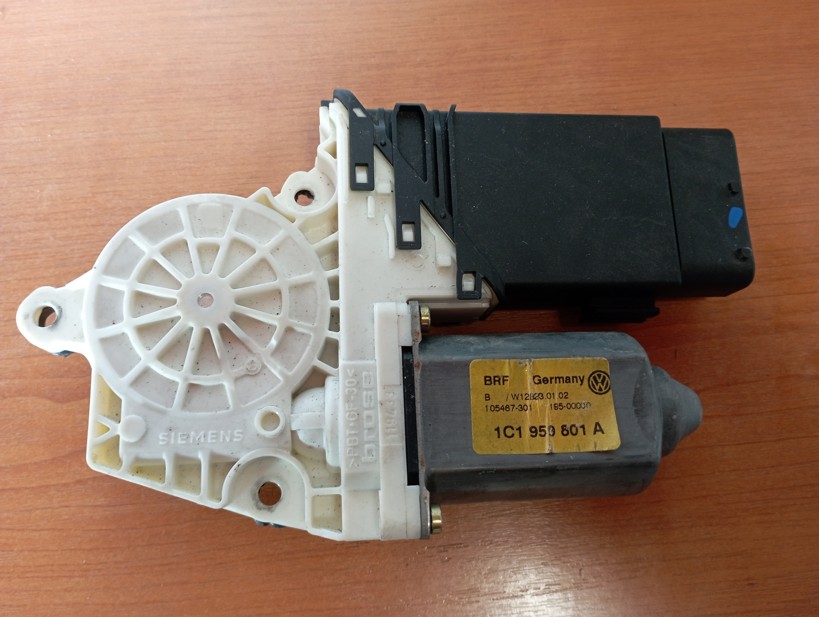VOLKSWAGEN GOLF 4 LP Motor okna 1C1950801A 1 VOLKSWAGEN GOLF 4 LP Motor okna 1C1950801A
