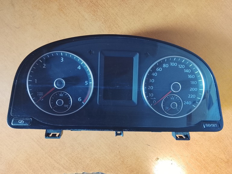 VOLKSWAGEN TOURAN 2012 1,6 TDI 1T0920871D 1